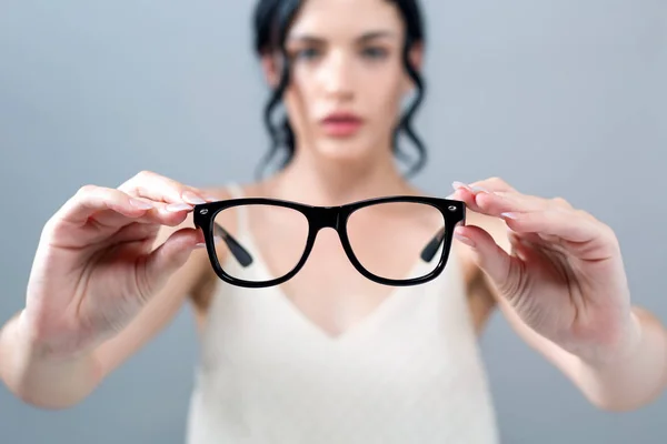 Mladá žena s brýle — Stock fotografie