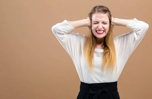 Jonge vrouw haar oren blokkeren — Stockfoto