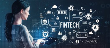 Bir kadının tablet kullandığı kripto para birimi fintech teması