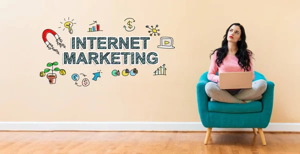 Internet marketing met vrouw met behulp van een laptop — Stockfoto