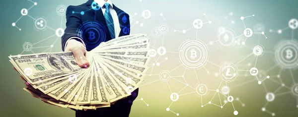 Cryptocurrency met zakenman met contant geld — Stockfoto