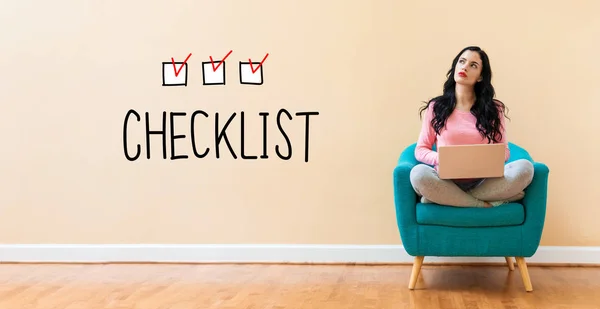 Checklist met vrouw die een laptop gebruikt — Stockfoto