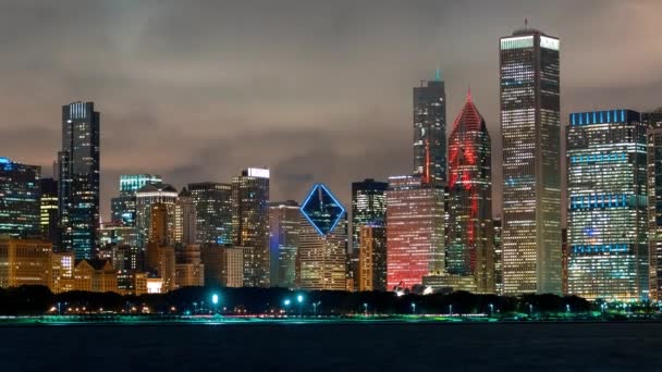 Rascacielos de Chicago por la noche en lapso de tiempo — Vídeo de stock