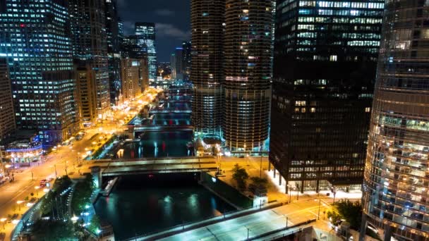 Time-lapse van de Chicago River in de nacht — Stockvideo