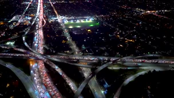 Flygfoto över en massiv motorvägskorsning i Los Angeles — Stockvideo