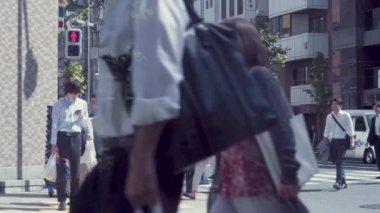 İnsanlar bir iş bölgesi, Tokyo, Japonya yavaş karşıdan karşıya