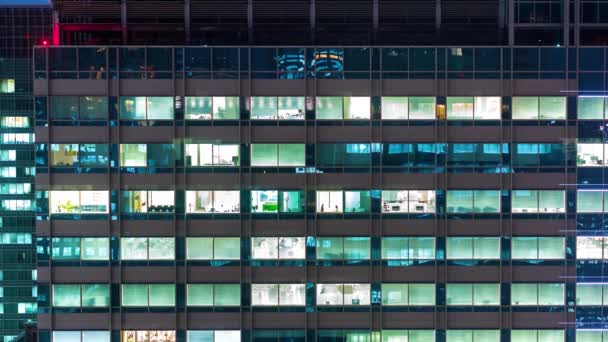 Décalage horaire d'un immeuble de bureaux la nuit à Tokyo, au Japon — Video