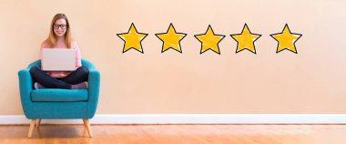 5 Star Rating ile bir dizüstü bilgisayar kullanan kadın