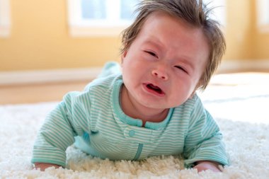 Üzgün erkek bebek ağlıyor