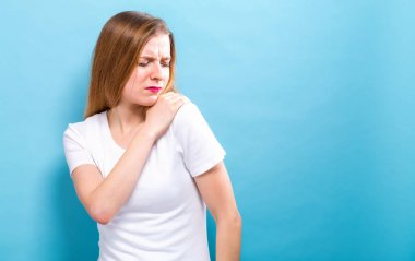 Genç kadın boyun ağrısı acı