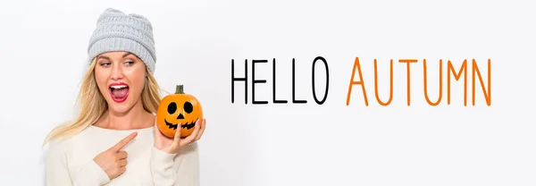 Hola Otoño Con Una Mujer Joven Sosteniendo Una Calabaza —  Fotos de Stock