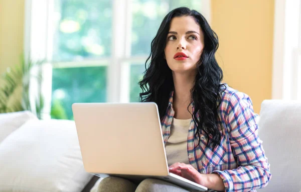 Jonge vrouw met een laptop computer — Stockfoto