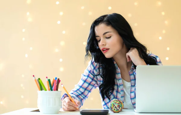 Giovane donna con un computer portatile — Foto Stock