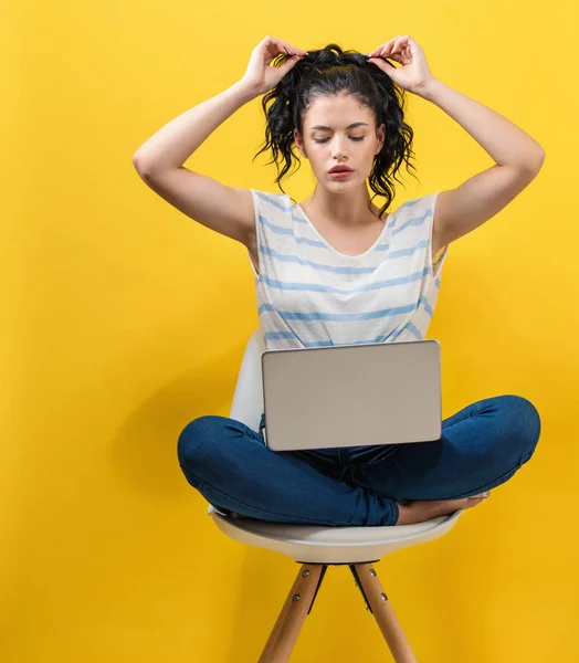 Giovane donna utilizzando il suo computer portatile — Foto Stock