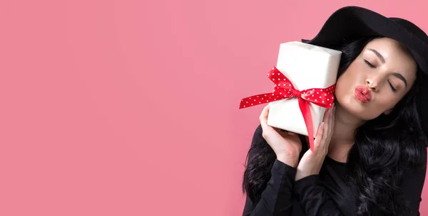 Jeune femme avec une boîte cadeau — Photo