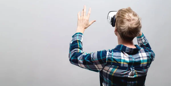 Hombre joven usando un auricular de realidad virtual —  Fotos de Stock