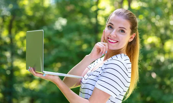 Jonge vrouw met een laptop computer — Stockfoto