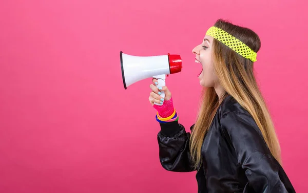 Vrouw in de mode van de jaren 1980 een megafoon te houden — Stockfoto