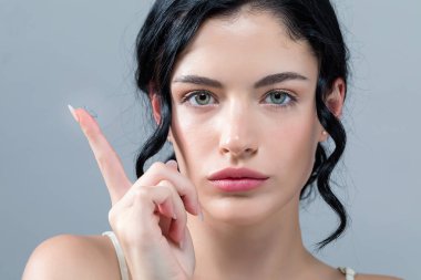 kontakt lensler ile genç kadın