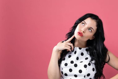 Düşünceli bir poz genç kadın