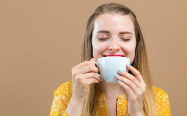 Genç bayan kahve içiyor.