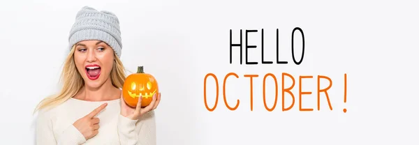 Hola octubre con la mujer sosteniendo una calabaza —  Fotos de Stock