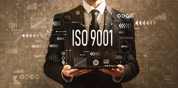 ISO 9001 с бизнесменом, держащим планшетный компьютер — стоковое фото