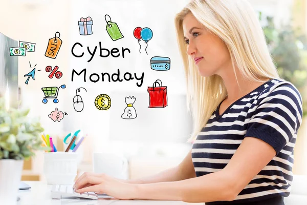 Cyber poniedziałek z happy młoda kobieta przed komputerem — Zdjęcie stockowe
