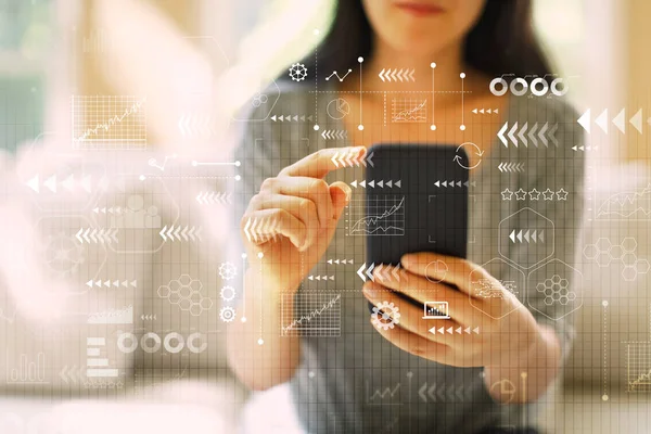 Het scherm van de pijl van de technologie met vrouw met behulp van een smartphone — Stockfoto