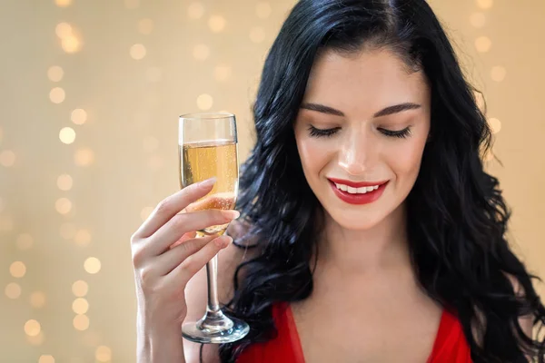 Junge Frau mit Champagner-Flöte — Stockfoto