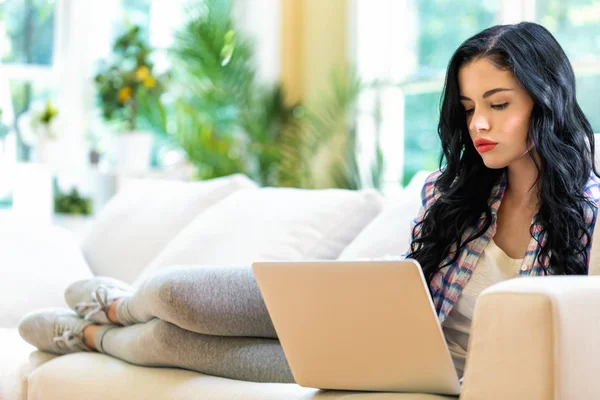 Jonge vrouw met een laptop computer — Stockfoto