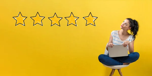 П'ять зірок Рейтинг з жінкою за допомогою ноутбука — стокове фото