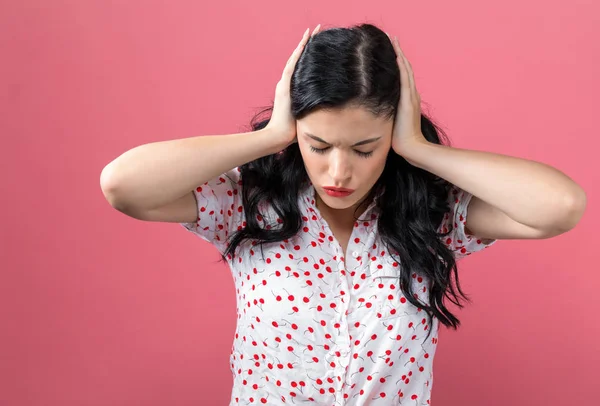 Jonge vrouw haar oren blokkeren — Stockfoto