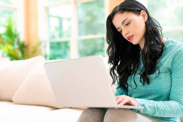 Jonge vrouw met een laptop computer — Stockfoto