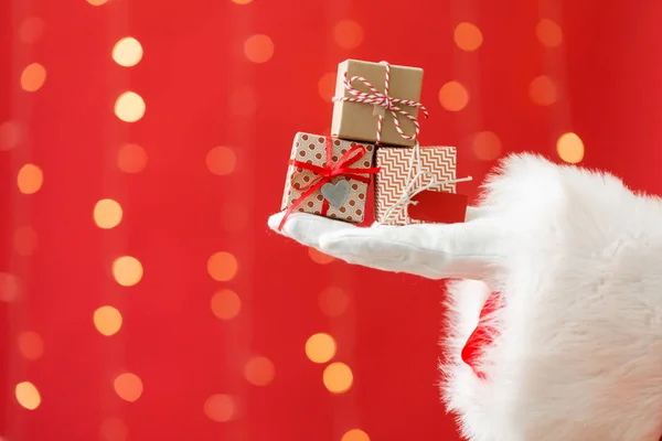 Babbo Natale contenente piccole scatole regalo di Natale — Foto Stock