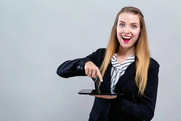 Mujer joven con una tableta — Foto de Stock