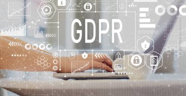 Gdpr ile bir dizüstü bilgisayar kullanan kadın
