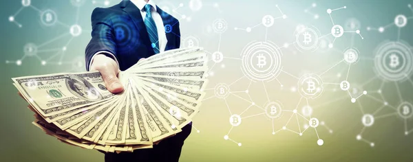 Bitcoin met zakenman met contant geld — Stockfoto