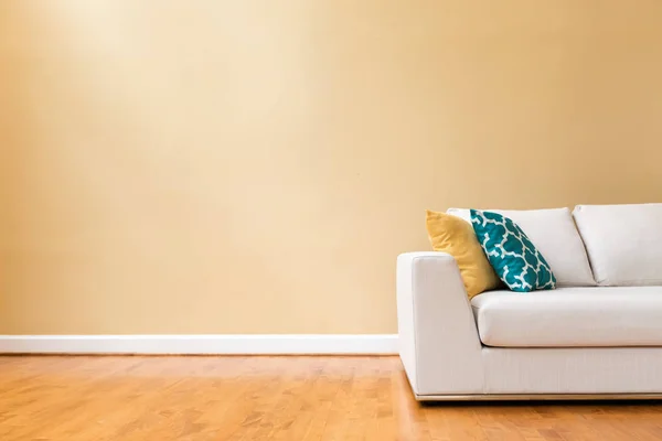 Fehér kanapén egy nagyméretű luxus otthon — Stock Fotó