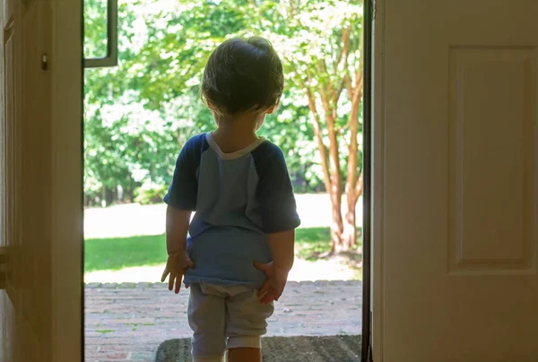 Peuter jongen stading in de deuropening — Stockfoto