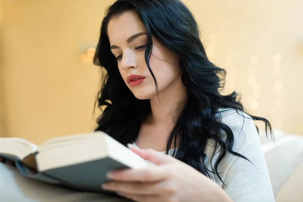 Jeune femme avec un livre — Photo