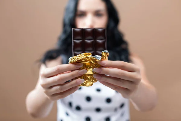 Mujer joven sosteniendo chocolate —  Fotos de Stock