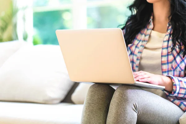 Jonge vrouw met een laptop computer — Stockfoto