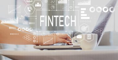 Fintech ile bir dizüstü bilgisayar kullanan kadın