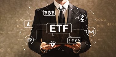 Bir tablet compu tutan işadamı ile cryptocurrency Etf Tema
