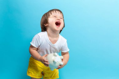 Yürümeye başlayan çocuk ile bir kumbara