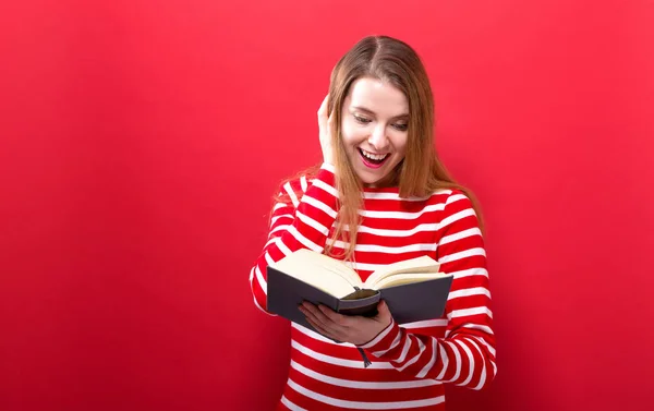 Jonge vrouw met een boek — Stockfoto