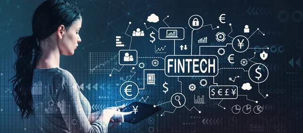 Fintech тема с женщиной с помощью планшета — стоковое фото