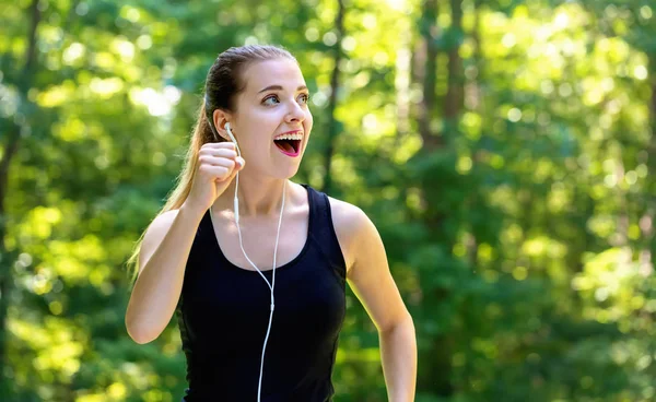 Atletica giovane donna jogging — Foto Stock