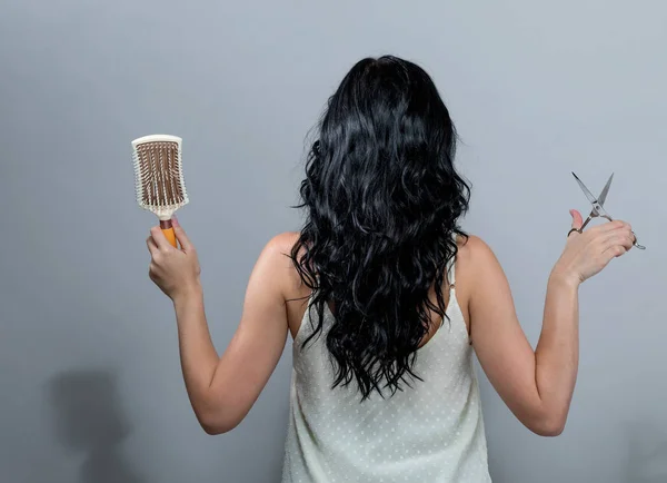 Femme Coupant Ses Cheveux Avec Des Ciseaux Sur Fond Gris — Photo